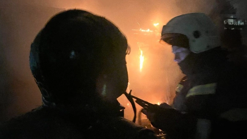 Пожарные потушили огонь на площади 8 квадратных метров в Холмске