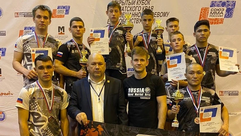 Сахалинцы привезли с Камчатки 16 медалей открытого кубка по ММА