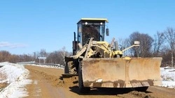 В Тымовском районе залатали ямы на дороге к одному из сел