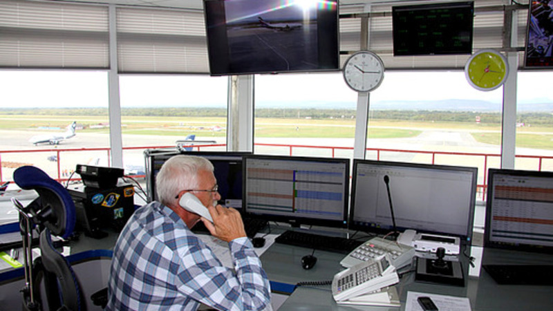 стол-пульт диспетчерский вс-1. южно-сахалинск аэропорт сотрудники аэропорта. одежда операторов 112. координационно диспетчерские центры. новый аэропорт южно-сахалинск внутри.