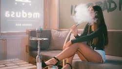 Сахалинцы устроили кальянную в подъезде многоквартирного дома