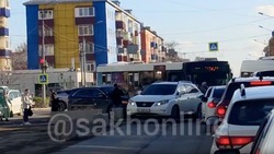 Пассажирский автобус попал в ДТП в Южно-Сахалинске 21 октября