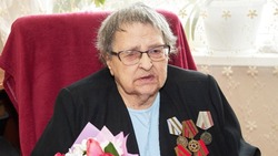 Ветерана Великой Отечественной войны Евгению Сахарук наградили юбилейной медалью к 80-летию Победы