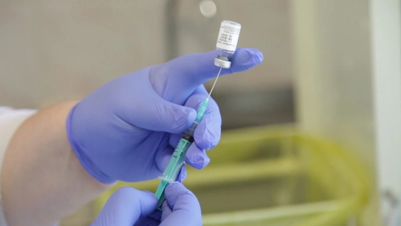 Обязательную вакцинацию для пожилых хотят ввести в России