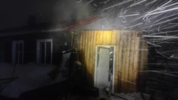 Вспыхнувший частный дом в Тымовском районе потушили спасатели в течение часа