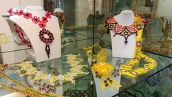 Мастер бисероплетения с 37-летним стажем открыла новую выставку в Южно-Сахалинске