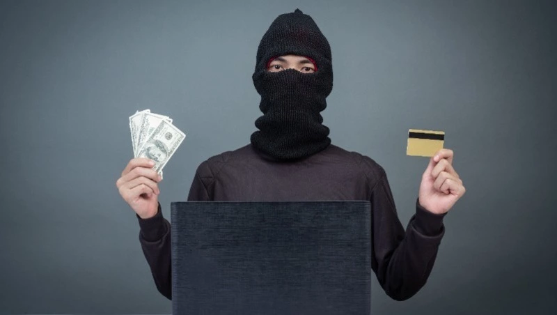 Житель Охи поверил мошенникам и лишился почти полумиллиона рублей