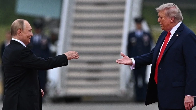 Ушаков заявил, что Россия сохраняет готовность провести встречу Путина и Трампа