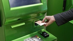 Мужчина присвоил забытые деньги из банкомата в Южно-Сахалинске
