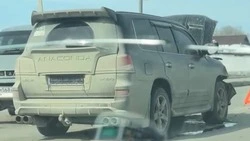 Перекрыли две полосы: внедорожник остался без «морды» в ДТП на улице Ленина в Южно-Сахалинске