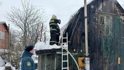 Девять сотрудников МЧС два часа тушили дом в троицком СНТ «Ягодка»