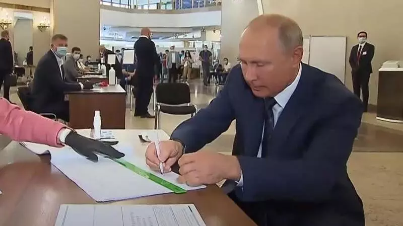 Владимир Путин проголосовал по вопросу поправок в Конституцию без маски и перчаток