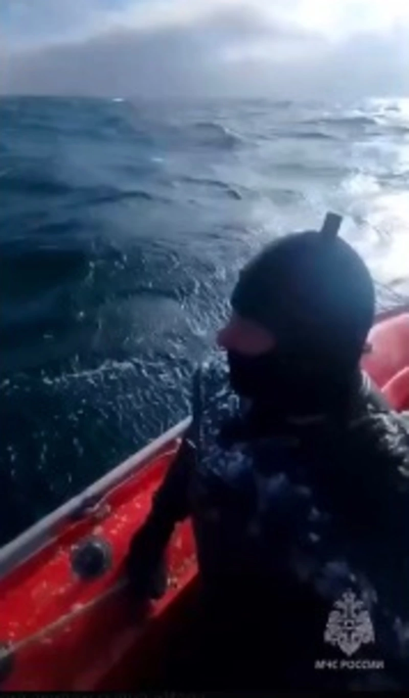 МЧС показало кадры операции по спасению водолаза в районе порта Корсаков