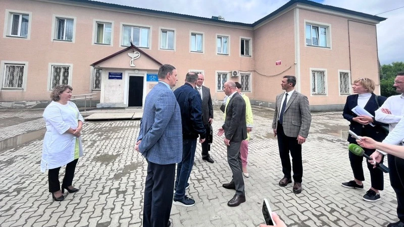 Пенсионерка поблагодарила врачей Долинской ЦРБ на глазах у губернатора