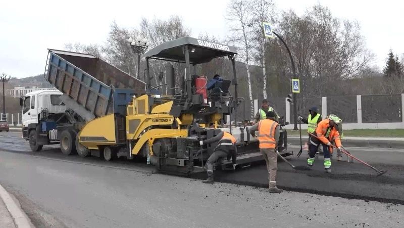С начала дорожного сезона в Южно-Сахалинске уложили 26 тысяч квадратных метров асфальта