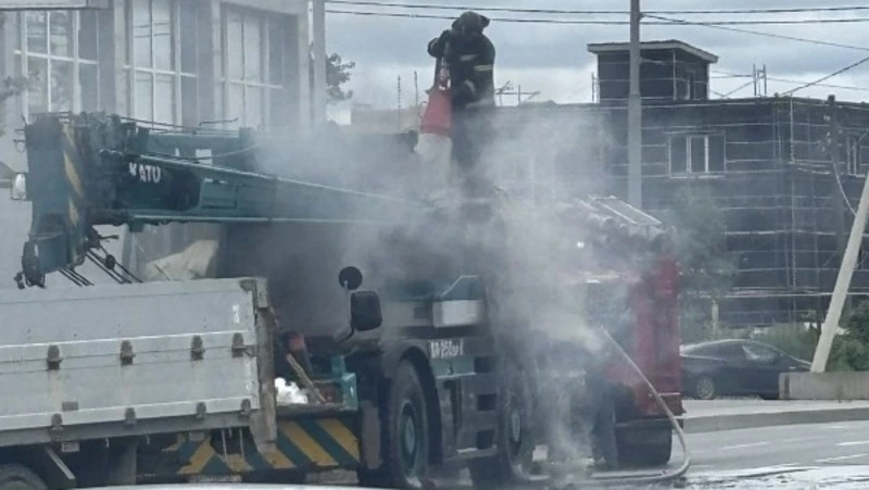 Автокран загорелся на перекрестке Ленина –Транзитная в Южно-Сахалинске