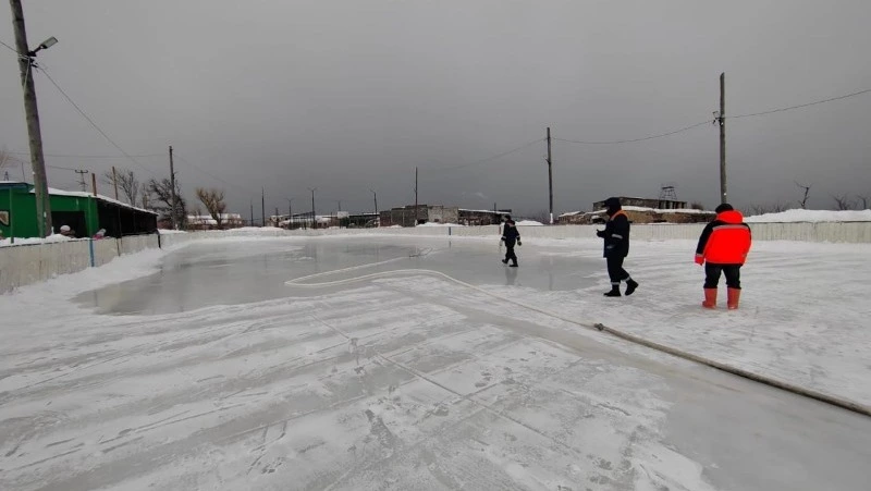 В селе Правда Холмского района появился каток