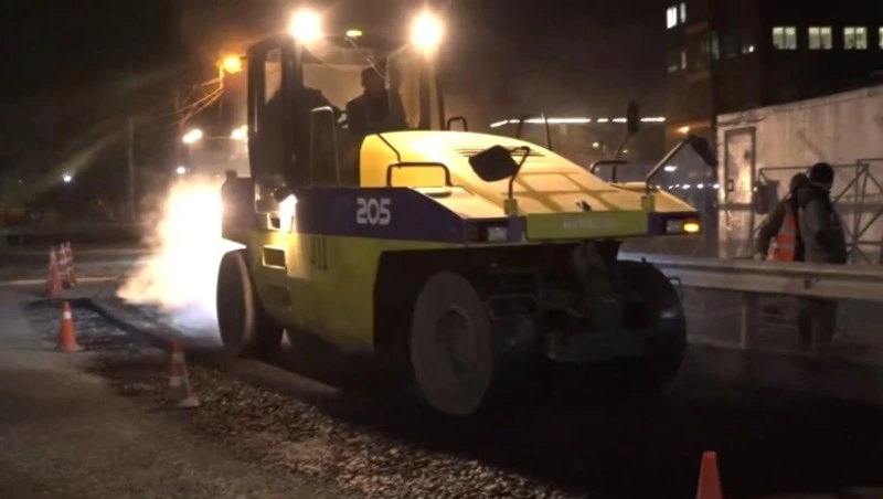 Первый слой асфальта уложили на участке проспекта Мира в Южно-Сахалинске