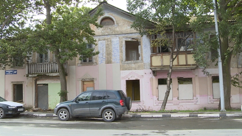 Таинственные обитатели дома на Тихоокеанской сбежали от журналистов, бросив тарелки с едой