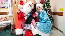 Дед Мороз и волонтеры поздравили детей в областной больнице Южно-Сахалинска