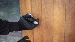 Сахалинка приехала в Углегорск и украла более 100 тысяч у местной пенсионерки 