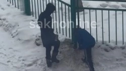 Очевидец: двое неизвестных ищут наркотики возле детского сада в Поронайске