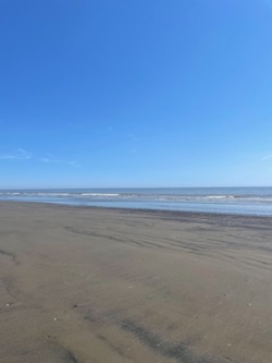 Пляж в Поронайске не могут сделать из-за стекающей в море канализации