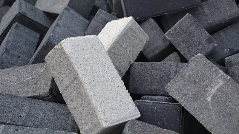 Дорогу к школе в Томари разбирают ради защиты пляжа от рыбаков