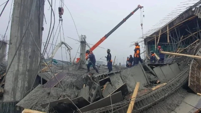 Бетон мешает разбору завалов: оперативный штаб работает на месте обрушения здания в Южно-Сахалинске