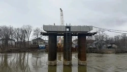 Колонны под опоры пешеходного моста через Лютогу в Аниве обустроят к середине мая