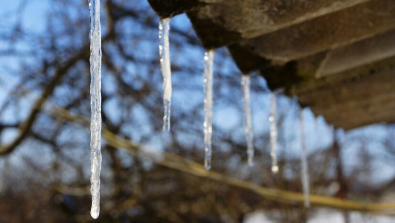 Жители Южно-Сахалинска и Корсакова жалуются на метровые сосульки на крышах жилых домов