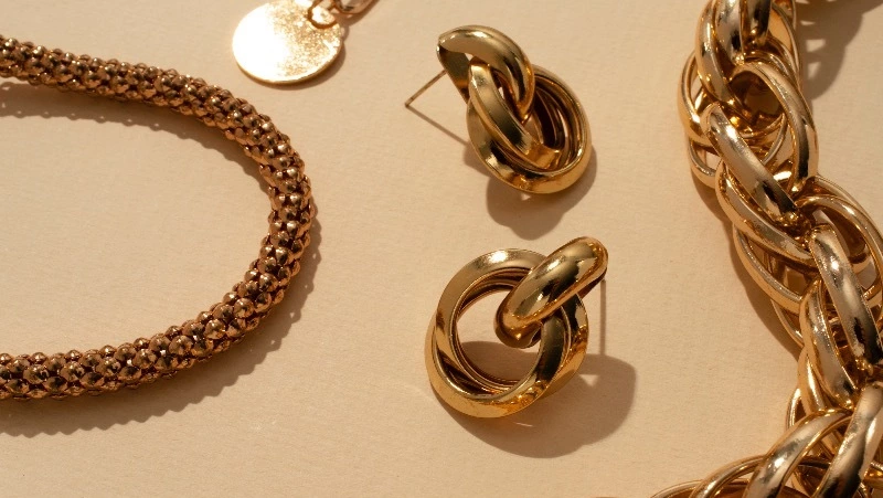 Сахалинец украл у соседки украшения и заменил их на дешевую подделку