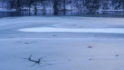 Ребенок провалился под лед и утонул в Приморье