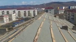 Ремонт разбитой крыши дома после тайфуна «Хиннамнор» закончат 17 ноября в Шахтерске