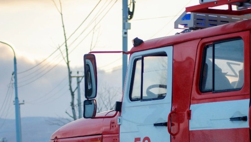 Пятеро пожарных тушили загоревшуюся трансформаторную подстанцию в Невельске