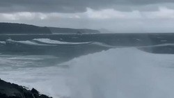 «Мощь!»: гигантские волны на Курилах попали в объектив сахалинца          