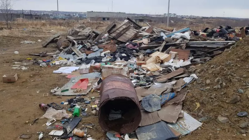 В суде мэрия Охи пыталась отбиться от штрафов за мусорные барханы на окраине города