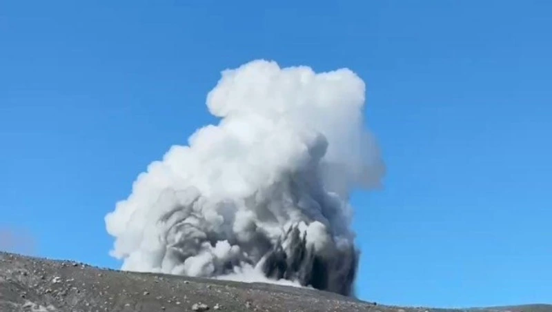 «Историческое событие»: туристы засняли появление нового кратера на вулкане Эбеко 