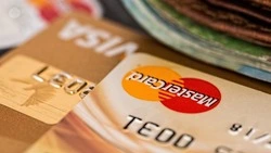 Пожилая сахалинка выпила с подругой и лишилась 15 тысяч рублей