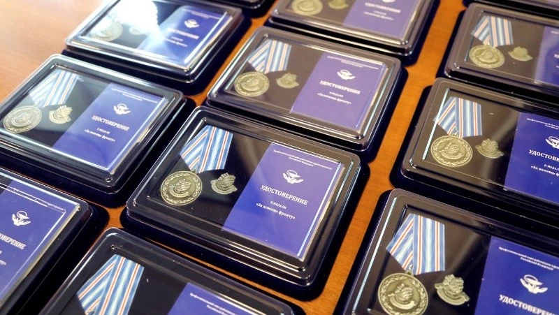 Военные вручили медикам с Сахалина медали «За помощь фронту»