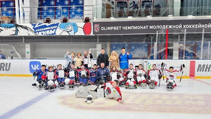 Юные сахалинские следж-хоккеисты получили почетные грамоты от минспорта