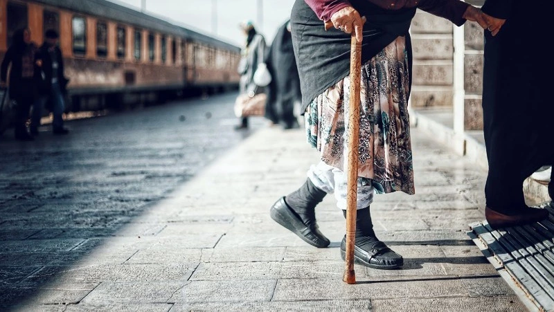 Toyota Surf сбила пенсионерку на тротуаре в Холмске