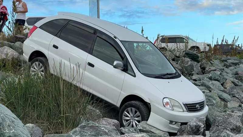 Автомобилист не рассчитал парковку на пляже в Пригородном – машина оказалась среди булыжников