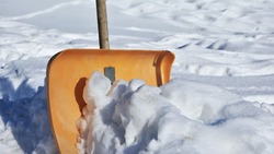 Куда жаловаться на забитые снегом дворы под Новый год в Южно-Сахалинске? Контакты
