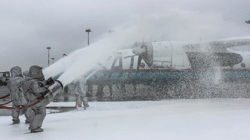 «Аварийный» Ан-24 в Южно-Сахалинске встретили спасатели и медики