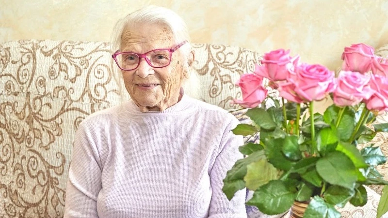 Ветерана трудового фронта Анну Шубину поздравили с 95-летием в Южно-Сахалинске