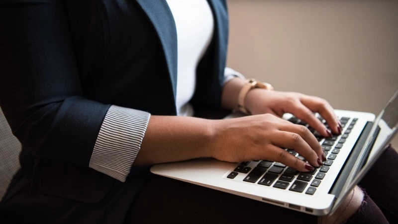 Замужество, дети, возраст: ученые выяснили, почему женщинам платят меньше