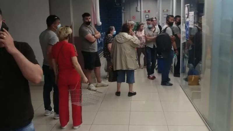 Южносахалинцы выстроились в очередь за прививкой от коронавируса