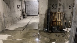 Вода с фекалиями затопила подъезды в Южно-Сахалинске на каникулах
