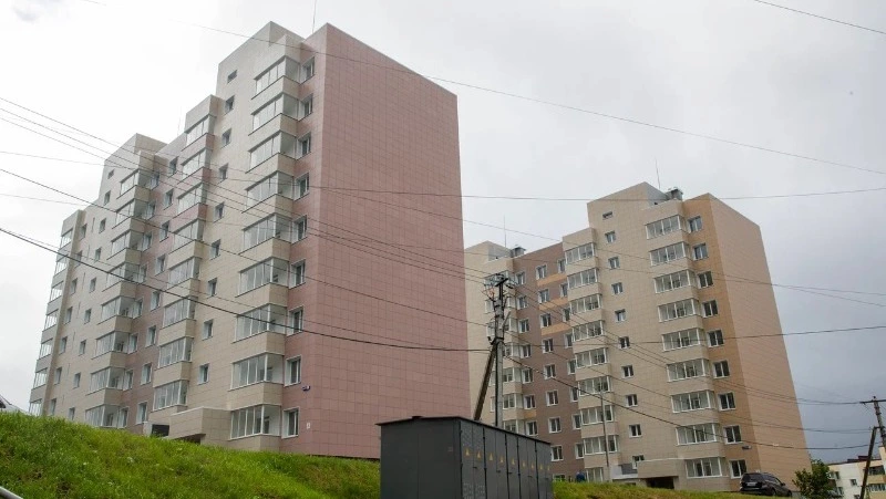 Тысячу человек переселили из аварийных домов Охи за 2 года